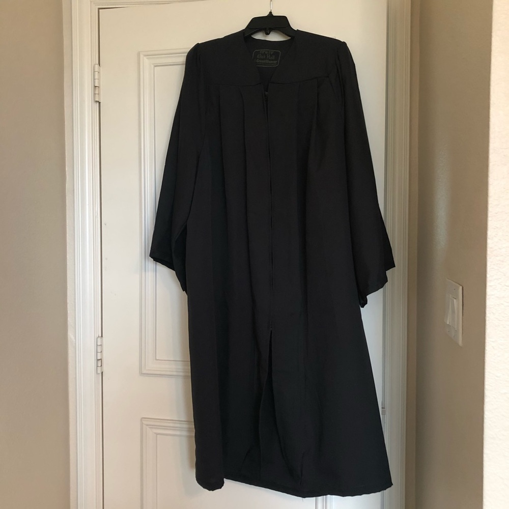 COPY - Oak Hall UT graduation gown 5’6” - 5’8”